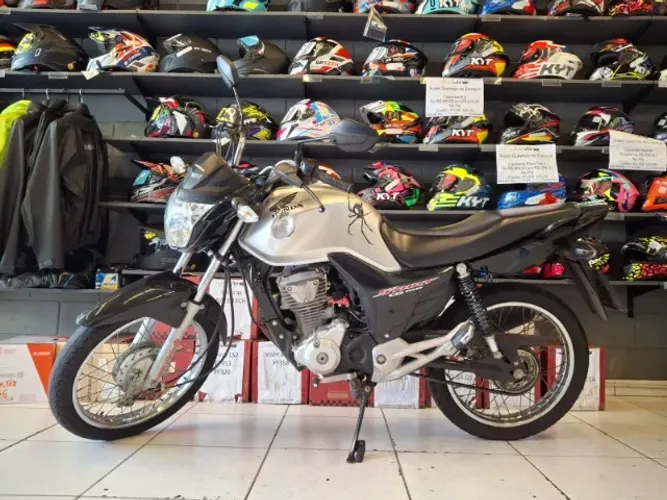 Honda CG 160 Start 2024 prata pouco rodada. Detalhe no tanque