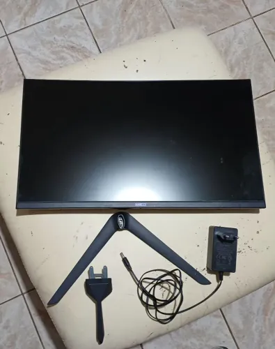 Monitor Gamer Mancer Horizon Z com tela danificada.