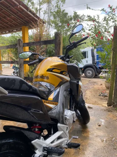 Moto bem conservada, pronta para transferir e usar 