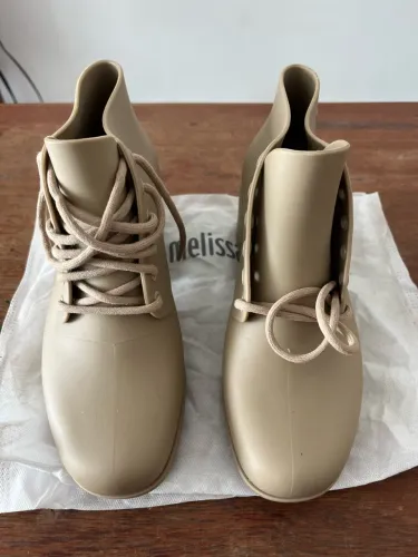 Vendo bota feminina da Melissa,nunca usada,número 38.