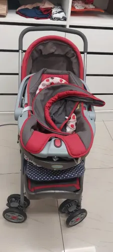 Carrinho de bebê Cosco com bebê conforto