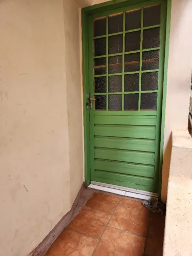 Alugo quarto no Centro, semimobiliado e já livre de custos R$ 780,00.