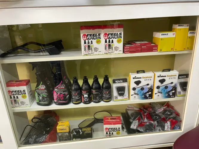 uma variedade de produtos para motocicletas e veículos
