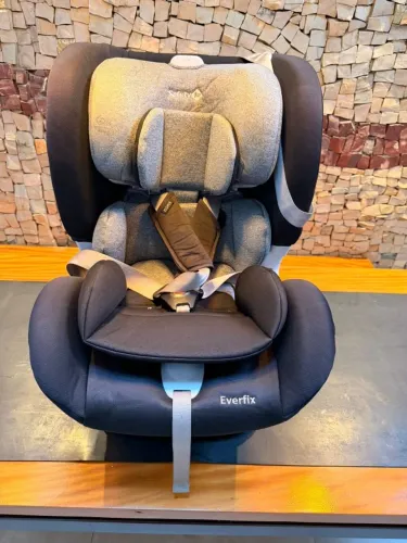 Cadeirinha Multifix 0-23Kg com sistema Isofix marca Safety 1st