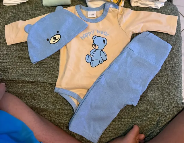 Vendo conjunto de body manga longa, calça e gorro. Tamanho 1-3 M. Novo, nunca usado.