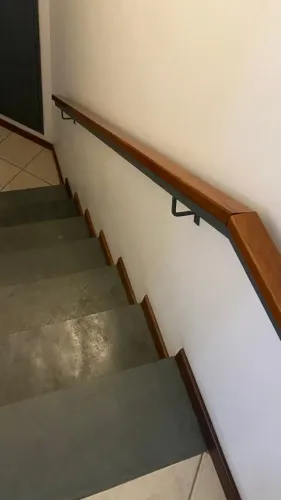 Corrimão de Metal com Madeira Maciça