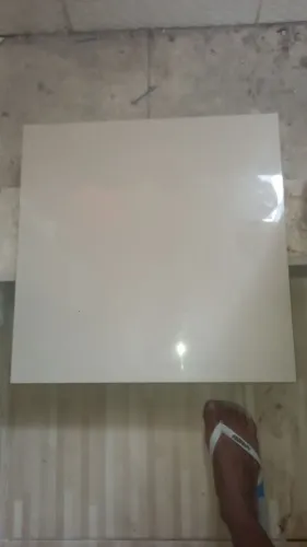 Tem um pisos porcelanatos para vender r$ 5.000 de piso vendo por 3.000