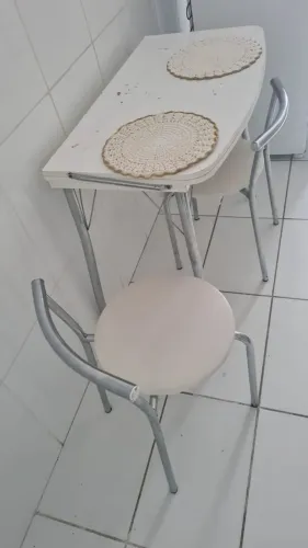Mesa dobrável com 2 cadeiras