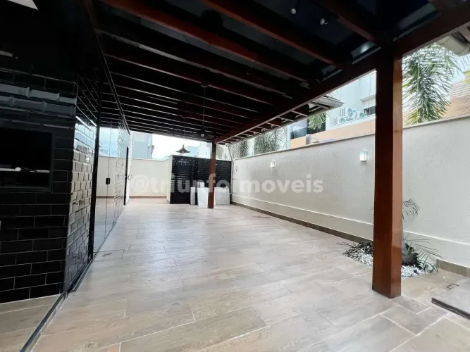 Casa alto padrão a venda em condomínio com 4 suítes