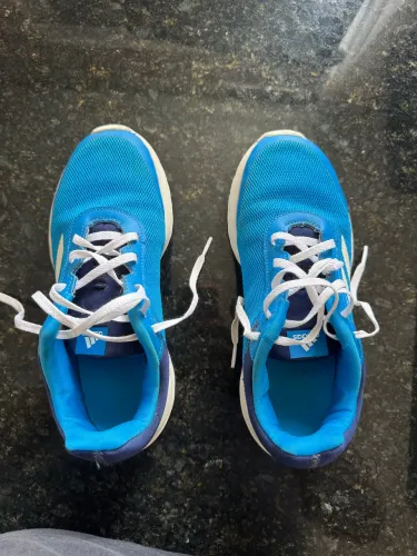 Tênis adidas