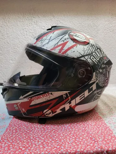 Capacete Helt escamoteável. Vendo ou troco por guitarra ou viola caipira