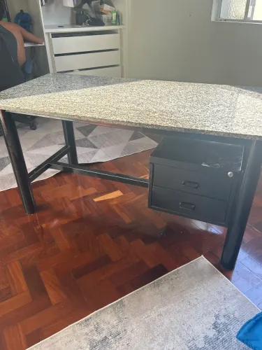 Escrivaninha de granito