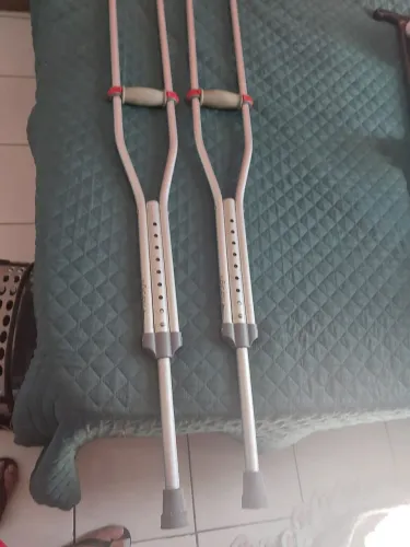 Vendo par de muletas da marca Hidrolight