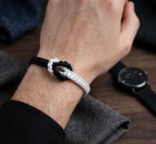Pulseira Masculina de Macramê - Preto & Branco | Nó Infinito