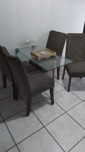 4 cadeiras acochoadas de madeira precisa de alguns reparos nas penas e só as cadeiras