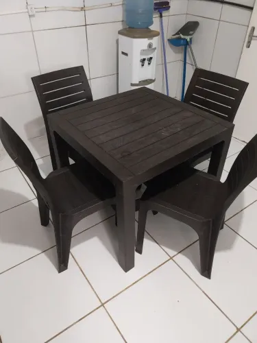 Vendo essa linda mesa de plástico 