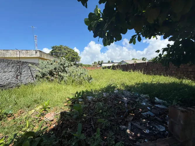 Terreno todo murado na praia de Catuama 