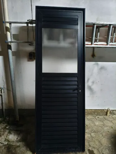 Porta em alumínio com vidro jateado