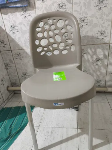 Cadeira Forte Plástico (2 Cadeiras) 60 a und. 2 por 100.