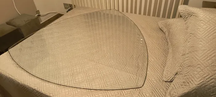 Tampo de vidro triangular para mesa 130x130 e 8mm e a borda bisotê.