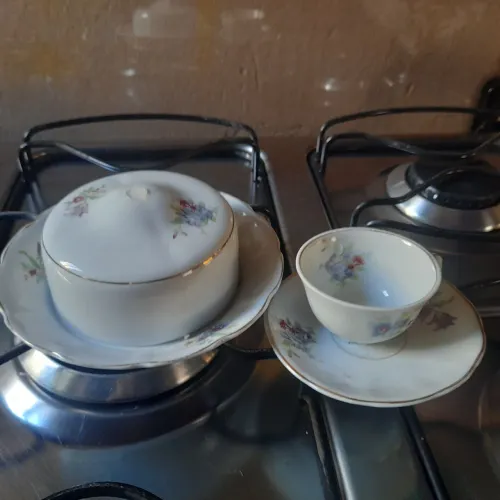 1 mantegueira antiga de porcelana rio branco faltando a pega e 1 xicara para café