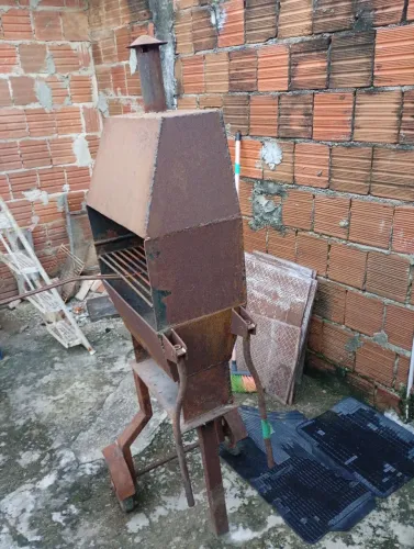 Vendo churrasqueira com rodas 