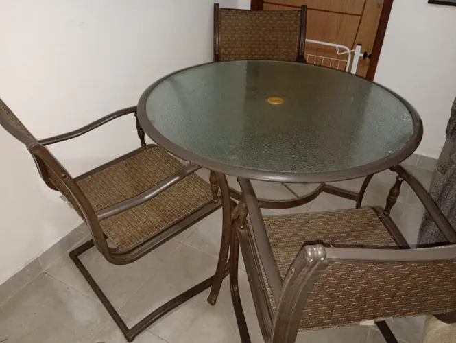 Jogo de mesa com base de ferro e 4 cadeiras / tampo de vidro<br><br>R$ 400,00