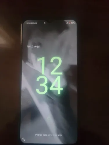 Vendo um moto g22 com a tela quebrada.