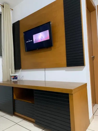 RACK+ PAINEL DE MADEIRA MACIÇA 