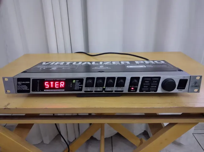 Processador de Som Behringer DPS2024P