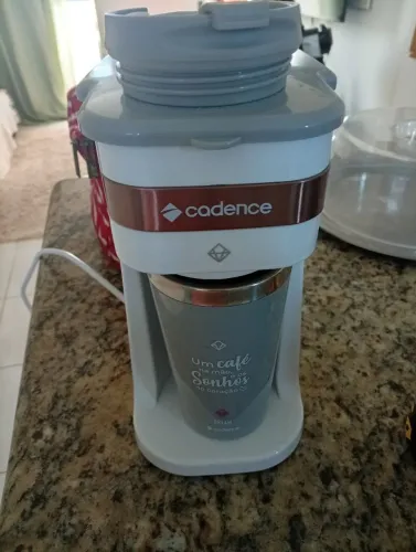 Cafeteira Cadence com copo termico