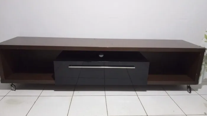 Rack de sala de madeira e rodinhas