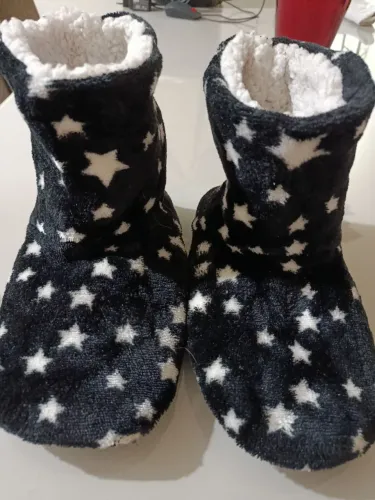 Pantufas confortáveis com estrelas em seu desenho. Lado de dentro de pelúcia. Tam. 36, 37