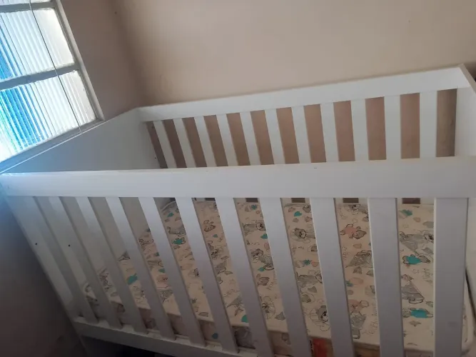 Vendo Berço com colchão conservado Tudo ok Somente interessados chamar, pego ? menina