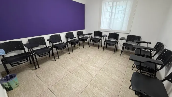 Cadeira Universitária com Prancheta e Porta-Livros - R$ 150/unidade
