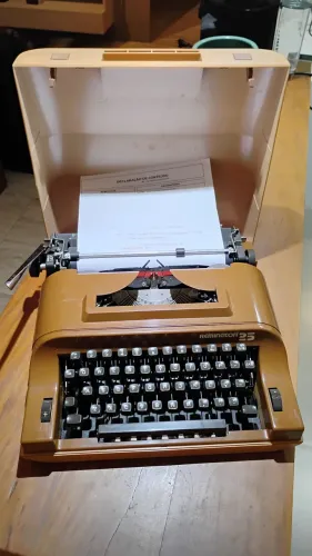 Máquina de escrever Remigton Ipanema 25 marrom funcionando