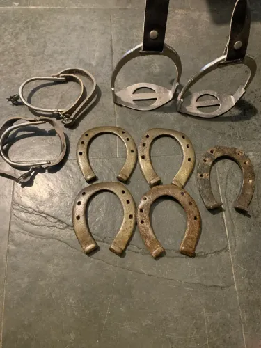 Conjunto ferradura estribo espora cavalo montaria