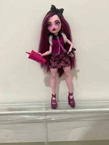 Troco draculaura g3 por alguma boneca da g1, minha draculaura tá completa! 