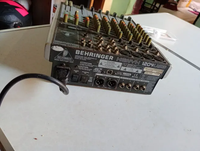 Vendo essa linda mesa de som Behringer em perfeito estado de conservação funcionando tudo