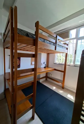 Cama Alta de Solteiro em Madeira Maciça com Escrivaninha Integrada