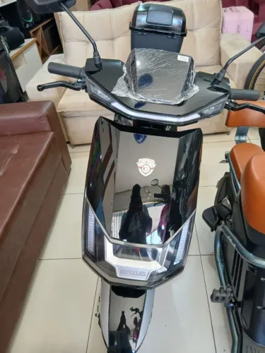 A Moto é uma Duact elétrica pega até 32 km por hora não precisa de capacete