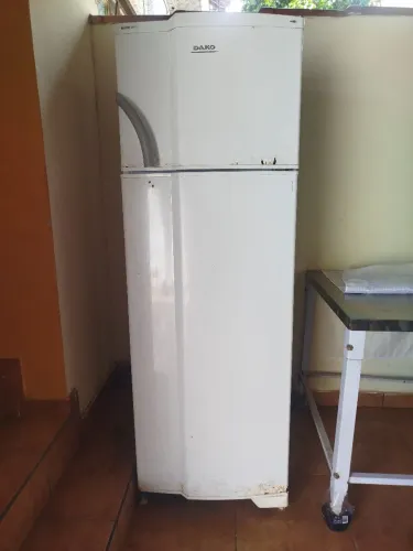 Vende-se uma geladeira 