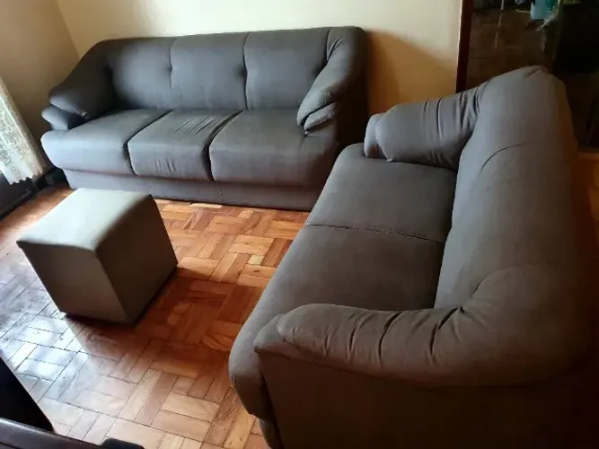 Jogo de sofás de 2 e 3 lugares e um puff