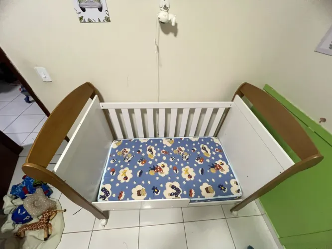 Berço infantil com colchão + acessórios de brinde