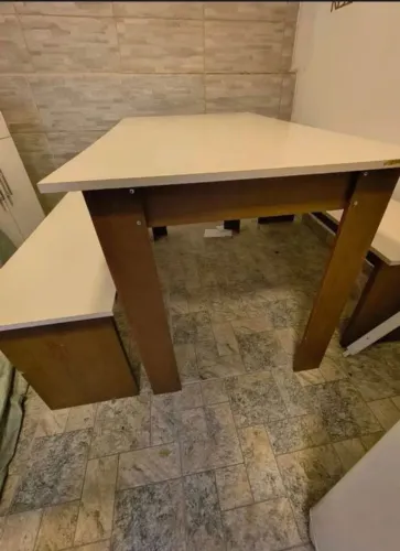 Estou vendendo essa mesa com dois bancos