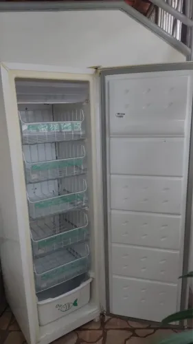 Freezer vertical 240 litros