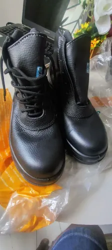 Duas botas de segurança