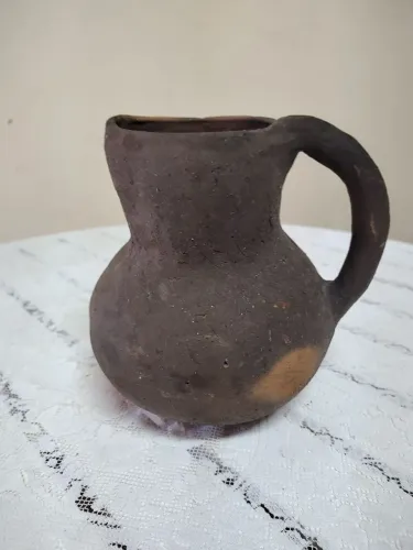 Jarra de cerâmica rústica 