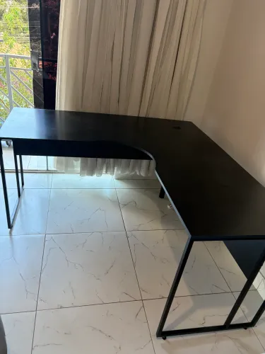 Mesa em L tampo preto