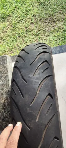 Pneu de motocicleta seminovo 140/70/17 para usar sem câmara